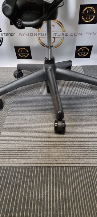 Herman Miller Aeron Size C / FULL SPEC / PostureFit / Headrest / Refurbished