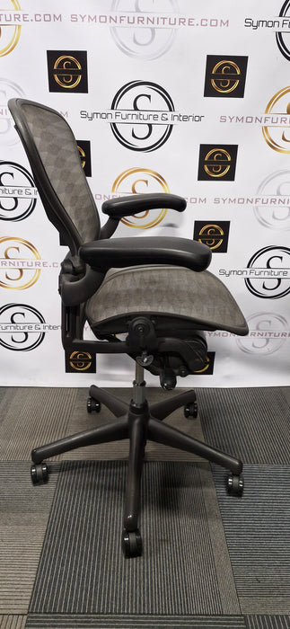 Herman Miller Aeron / Size B / FULL SPEC / Lumbar Support / Tuxedo / Refurbished
