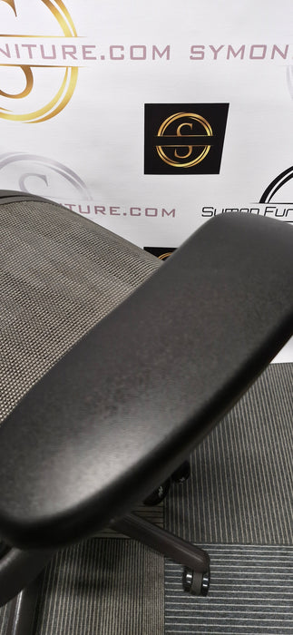 Herman Miller Aeron / Size B / FULL SPEC / Posture Fit / Tuxedo / Refurbished