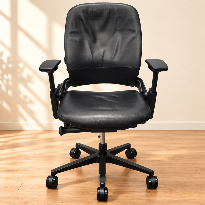Steelcase Leap V2 black leather – Front view