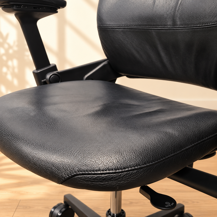 Steelcase Leap V2 black leather – Seat and leather detail
